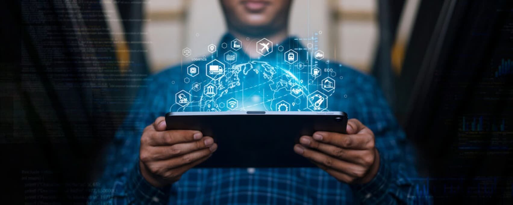 Futuristic Technology Retail Warehouse: Managers use digital tablets to manage smart warehouses for overseas exports. Digital inventory control, smart logistics, future transportation innovation